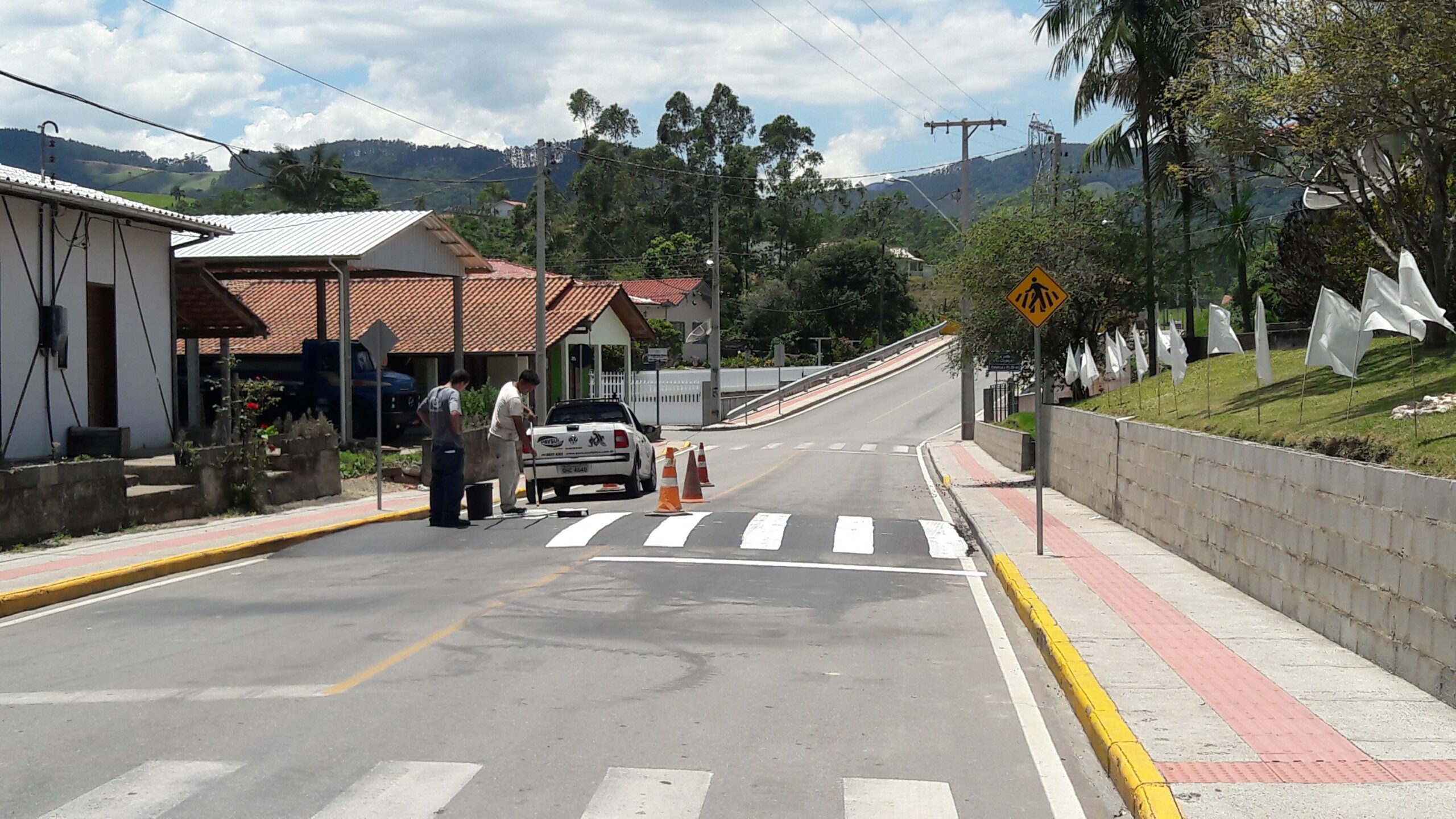 Prefeitura instala faixas elevadas em avenida